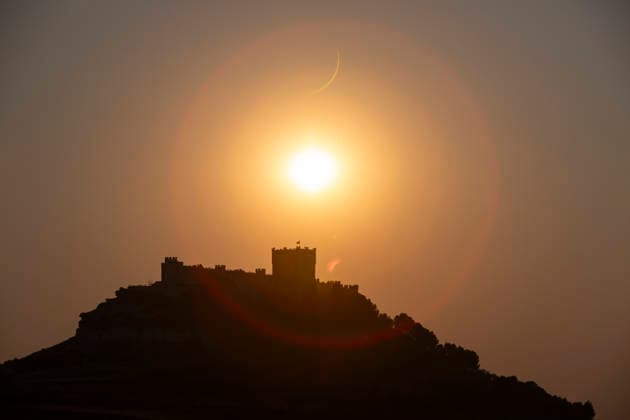 August 12, 2026, PeoÂ±Afiel, Valladolid, USA: View of the solar eclipse with PeoÂ±afiel Castle in PeoÂ±afiel, Spain on Wednesday, August 12, 2026. PeoÂ±Afiel USA - ZUMAg235 20260812_zap_g235_005 Copyright: xPaulxChristianxGordonx