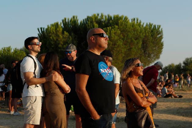 August 12, 2026, Madrid, Community Of Madrid, Spain: A massive crowd of astronomy enthusiasts and families gathers in the elevated grounds of the Parque Forestal de Valdebebas Felipe VI in Madrid, united by the anticipation of the first total solar eclipse visible from the Spanish mainland in 114 years. As the historic celestial event reaches its peak, the atmosphere in the park remains focused and disciplined; attendees are seen equipped with government-distributed, ISO 12312-2 certified solar glasses to safely observe the Sun s occlusion by the Moon. The choice of this expansive public park, with its unobstructed horizon and minimal urban light pollution, offers thousands of spectators a prime vantage point to witness the transition of da - ZUMAo127 20260812_zep_o127_077 Copyright: xHugoxOrtunox