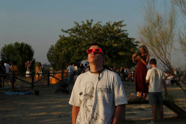 August 12, 2026, Madrid, Community Of Madrid, Spain: A massive crowd of astronomy enthusiasts and families gathers in the elevated grounds of the Parque Forestal de Valdebebas Felipe VI in Madrid, united by the anticipation of the first total solar eclipse visible from the Spanish mainland in 114 years. As the historic celestial event reaches its peak, the atmosphere in the park remains focused and disciplined; attendees are seen equipped with government-distributed, ISO 12312-2 certified solar glasses to safely observe the Sun s occlusion by the Moon. The choice of this expansive public park, with its unobstructed horizon and minimal urban light pollution, offers thousands of spectators a prime vantage point to witness the transition of da - ZUMAo127 20260812_zep_o127_081 Copyright: xHugoxOrtunox