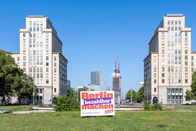 Wahl zum Abgeordnetenhaus, Wahlplakate in Berlin, 07.08.2026 Plakat: Berlin bezahlbar machen DIE LINKE am Straußberger Platz - Wahlplakate der Parteien zur 20.Wahl des Abgeordnetenhauses von Berlin und den Bezirksverordnetenversammlungen, Berliner Stadtgebiet, Berlin, 09.8.26 Berlin Berliner Stadtgebiet Berlin Deutschland *** Berlin House of Representatives Election, Election Posters in Berlin, August 7, 2026: Make Berlin Affordable poster by DIE LINKE at Straußberger Platz; election posters from the parties for the 20th election to the Berlin House of Representatives and the district councils, Berlin metropolitan area, Berlin, August 9, 2026: Berlin metropolitan area, Berlin, Germany Copyright: xHolgerxMuchx