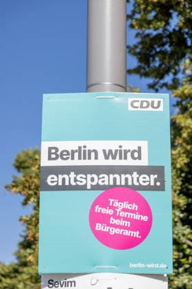 Wahl zum Abgeordnetenhaus, Wahlplakate in Berlin, 07.08.2026 Plakat: Berlin wird entspannter (CDU) - Wahlplakate der Parteien zur 20.Wahl des Abgeordnetenhauses von Berlin und den Bezirksverordnetenversammlungen, Berliner Stadtgebiet, Berlin, 09.8.26 Berlin Berliner Stadtgebiet Berlin Deutschland *** Berlin House of Representatives Election, Election Posters in Berlin, August 7, 2026: Berlin Is Becoming More Relaxed CDU election posters from the parties for the 20th election to the Berlin House of Representatives and the district councils, Berlin metropolitan area, Berlin, August 9, 2026: Berlin, Berlin metropolitan area, Berlin, Germany Copyright: xHolgerxMuchx