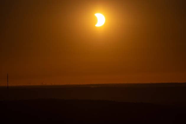 Partielle Sonnenfinsternis am Petersberg im Siebengebirge - 12.08.2026. Blick vom Petersberg im Siebengebirge (Königswinter) über Bonn und Köln hinweg auf die partielle Sonnenfinsternis am Abend des 12. August 2026: Der Mond bedeckt die Sonne zu bis zu 89 Prozent. Sonne und Mond gehen gemeinsam in einer Sichtachse hinter dem rund 58 Kilometer entfernten Hambacher Forst mit seinen zahlreichen Windkraftanlagen unter. Königswinter Petersberg Nordrhein-Westfalen Deutschland *** Partial Solar Eclipse at Petersberg in the Siebengebirge on August 12, 2026: View from Petersberg in the Siebengebirge near Königswinter, looking across Bonn and Cologne toward the partial solar eclipse on the evening of August 12, 2026. The Moon covers the Sun by up Copyright: xMarcxJohnx
