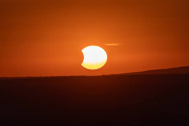Partielle Sonnenfinsternis am Petersberg im Siebengebirge - 12.08.2026. Blick vom Petersberg im Siebengebirge (Königswinter) über Bonn und Köln hinweg auf die partielle Sonnenfinsternis am Abend des 12. August 2026: Der Mond bedeckt die Sonne zu bis zu 89 Prozent. Sonne und Mond gehen gemeinsam in einer Sichtachse hinter dem rund 58 Kilometer entfernten Hambacher Forst mit seinen zahlreichen Windkraftanlagen unter. Königswinter Petersberg Nordrhein-Westfalen Deutschland *** Partial Solar Eclipse at Petersberg in the Siebengebirge on August 12, 2026: View from Petersberg in the Siebengebirge near Königswinter, looking across Bonn and Cologne toward the partial solar eclipse on the evening of August 12, 2026. The Moon covers the Sun by up Copyright: xMarcxJohnx