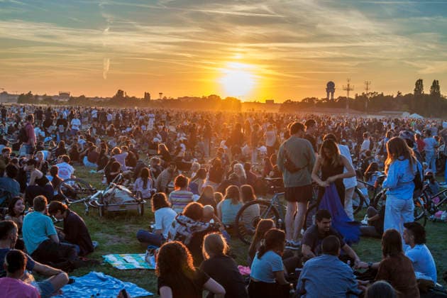 12.08.2026, Eclipse, partielle Sonnenfinsternis, Tempelhofer Feld, Zuschauer, Berlin 12.08.2026, Eclipse, partielle Sonnenfinsternis, Tempelhofer Feld, Zuschauer, Berlin *** August 12, 2026, Eclipse, partial solar eclipse, Tempelhofer Feld, spectators, Berlin August 12, 2026, Eclipse, partial solar eclipse, Tempelhofer Feld, spectators, Berlin