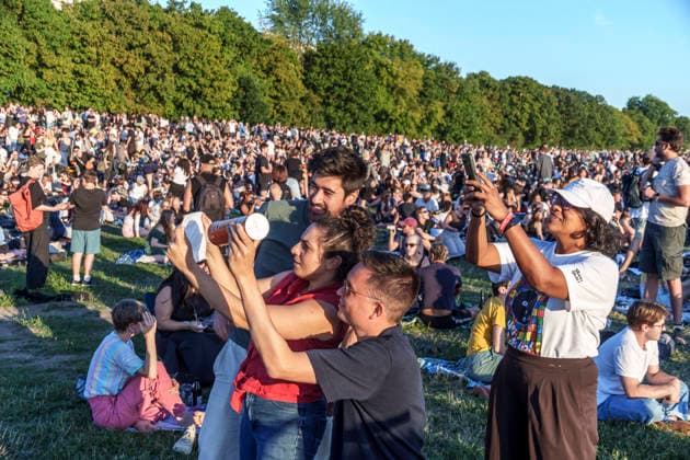 12.08.2026, Eclipse, partielle Sonnenfinsternis, Tempelhofer Feld, Zuschauer, Berlin 12.08.2026, Eclipse, partielle Sonnenfinsternis, Tempelhofer Feld, Zuschauer, Berlin *** August 12, 2026, Eclipse, partial solar eclipse, Tempelhofer Feld, spectators, Berlin August 12, 2026, Eclipse, partial solar eclipse, Tempelhofer Feld, spectators, Berlin
