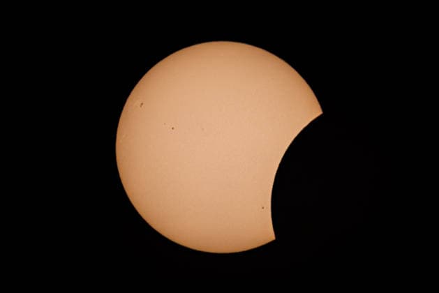 Sonnenfinsternis über Deutschland Beim Blick vom Großen Feldberg im Taunus (Hessen) beginnt sich am Abend des 12.08.2026 der Mond zwischen Sonne und Erde zu schieben und erzeugt allmählich eine Sonnenfinsternis, wobei die Bedeckung der Sonnenscheibe im Maximum etwa 90% beträgt. Schmitten Großer Feldberg Hessen Deutschland *** Solar Eclipse Over Germany: Viewed from the Großer Feldberg in the Taunus Mountains in Hesse, on the evening of August 12, 2026, the Moon will begin to move between the Sun and Earth, gradually causing a solar eclipse, with the solar disk being covered by approximately 90% at its maximum. Schmitten, Großer Feldberg, Hesse, Germany 2026-08-12_deutschland_sonnenfinsternis_02