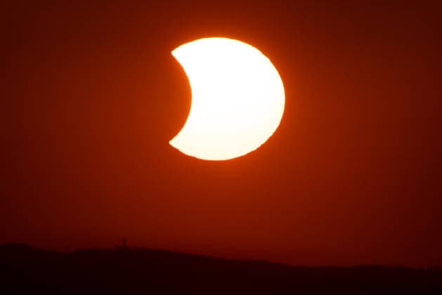 Sonnenfinsternis über Deutschland Beim Blick vom Großen Feldberg im Taunus (Hessen) schiebt sich am 12.08.2026 der Mond zwischen Sonne und Erde und erzeugt eine Sonnenfinsternis, wobei die Bedeckung der Sonnenscheibe im Maximum etwa 90% beträgt. In der letzten Phase überschneiden sich Sonnenfinsternis und Sonnenuntergang. Schmitten Großer Feldberg Hessen Deutschland *** Solar Eclipse Over Germany: Viewed from the Großer Feldberg in the Taunus Mountains in Hesse, on August 12, 2026, the Moon will pass between the Sun and Earth, causing a solar eclipse, with the solar disk being covered by approximately 90% at its maximum. In the final phase, the solar eclipse coincides with sunset. Schmitten, Großer Feldberg, Hesse, Germany 2026-08-12_deutschland_sonnenfinsternis_12