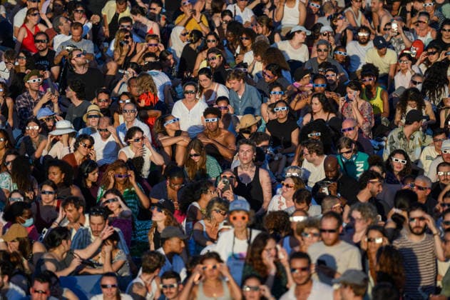 Thousands of people had gathered at Parc AndrÃ CitroÃ«n to watch the solar eclipse in Paris on 12 August 2026 - 27 06 2026 - France Ile-de-France (region) Paris -  JulienxMattiax xLexPictorium LePictorium_0339305