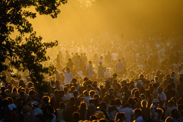 Thousands of people had gathered at Parc AndrÃ CitroÃ«n to watch the solar eclipse in Paris on 12 August 2026 - 27 06 2026 - France Ile-de-France (region) Paris -  JulienxMattiax xLexPictorium LePictorium_0339310