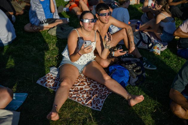 Thousands of people had gathered at Parc AndrÃ CitroÃ«n to watch the solar eclipse in Paris on 12 August 2026 - 12 08 2026 - France Ile-de-France (region) Paris -  JulienxMattiax xLexPictorium LePictorium_0339329
