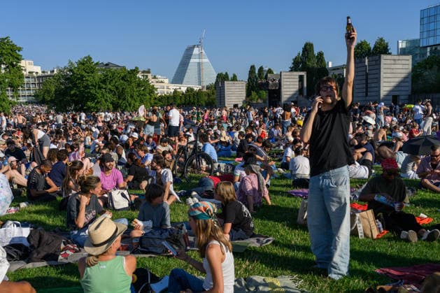 Thousands of people had gathered at Parc AndrÃ CitroÃ«n to watch the solar eclipse in Paris on 12 August 2026 - 12 08 2026 - France Ile-de-France (region) Paris -  JulienxMattiax xLexPictorium LePictorium_0339321