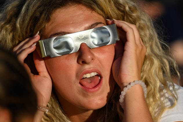 Thousands of people had gathered at Parc AndrÃ CitroÃ«n to watch the solar eclipse in Paris on 12 August 2026 - 27 06 2026 - France Ile-de-France (region) Paris -  JulienxMattiax xLexPictorium LePictorium_0339348
