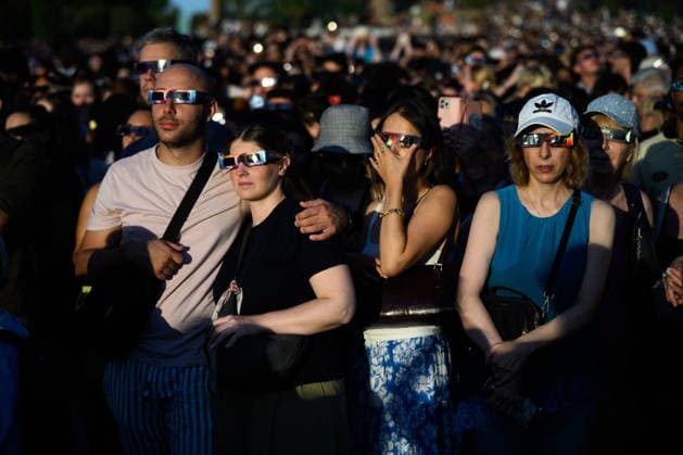 Thousands of people had gathered at Parc AndrÃ CitroÃ«n to watch the solar eclipse in Paris on 12 August 2026 - 12 08 2026 - France Ile-de-France (region) Paris -  JulienxMattiax xLexPictorium LePictorium_0339364