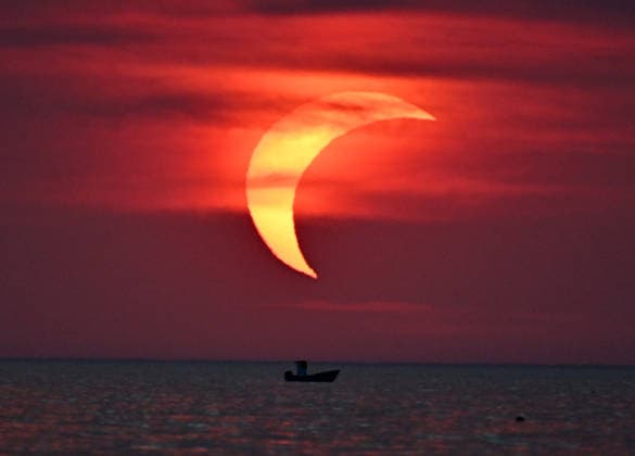(260813) -- LADISPOLI, Aug. 13, 2026 -- This photo taken on Aug. 12, 2026 shows a partial solar eclipse over the sea in Ladispoli, Italy. (Photo by Xinhua) ITALY-LADISPOLI-PARTIAL SOLAR ECLIPSE AlbertoxLingria 
