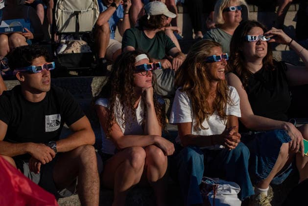 Solar Eclipse 2026 in Margate, UK - 12 AUG 2026. A group of friends seen enjoying the solar eclipse in their glasses. Hundreds of people gathered on the King s Steps to enjoy the partial solar eclipse in Margate, UK. Because of the Sun was covered by the Moon 90.6% on the maximum phase of the partial solar eclipse. Margate United Kingdom Copyright: xKrisztianxElekx xSOPAxImagesx SSS_20260812_SOLAR_ECLIPSE_0011005015