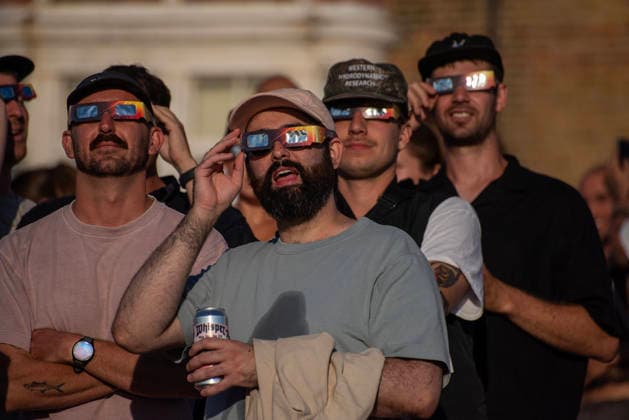 Solar Eclipse 2026 in Margate, UK - 12 AUG 2026. A group of friends seen enjoying the solar eclipse in their glasses. Hundreds of people gathered on the King s Steps to enjoy the partial solar eclipse in Margate, UK. Because of the Sun was covered by the Moon 90.6% on the maximum phase of the partial solar eclipse. Margate United Kingdom Copyright: xKrisztianxElekx xSOPAxImagesx SSS_20260812_SOLAR_ECLIPSE_0011005017