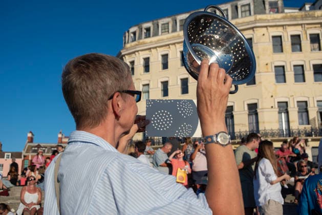 Solar Eclipse 2026 in Margate, UK - 12 AUG 2026. A man seen enjoying the solar eclipse through his colander. Hundreds of people gathered on the King s Steps to enjoy the partial solar eclipse in Margate, UK. Because of the Sun was covered by the Moon 90.6% on the maximum phase of the partial solar eclipse. Margate United Kingdom Copyright: xKrisztianxElekx xSOPAxImagesx SSS_20260812_SOLAR_ECLIPSE_0011005041