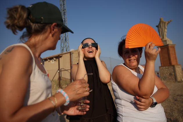 RECORD DATE NOT STATED Total Solar Eclipse In Ariza, Spain. People wearing special sunglasses watch total solar eclipse at Castillo de Ariza hill in Ariza, Spain on August 12th, 2026. Ariza experienced a total 100% sun coverage. Ariza Spain  Copyright: xBeataxZawrzelx originalFilename: zawrzel-notitle260813_npcew.jpg