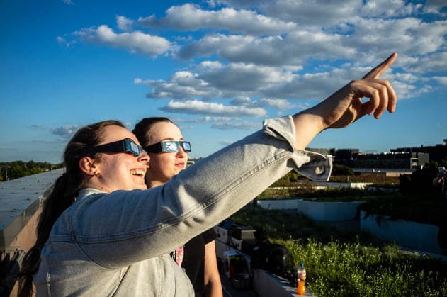 Polish Prime Minister, Donald Tusk joins observers to watch partial solar eclipse in Warsaw, Poland - 12 AUG 2026. Observers seen looking at the sun through filtered spectacles before the beginning of the solar eclipse. On the evening of the 12th August, Prime Minister of the Republic of Poland, Donald Tusk, joins scientific observers and members of the public at the Copernicus Science Centre in Warsaw to watch a partial solar eclipse. At its maximum, the Moon obscures about 82% of the Sun as viewed from the Polish capital. Warsaw’s eclipse runs from approximately 19:14 until sunset at 20:06, reaching its maximum at 20:02. The roughly 82% figure refers to the Sun’s covered area; the eclipse magnitude was about 0.85. Warsaw Poland Copyright: xNeilxMiltonx xSOPAxImagesx NSM2026168G0812-L1003118_5000_300dpi