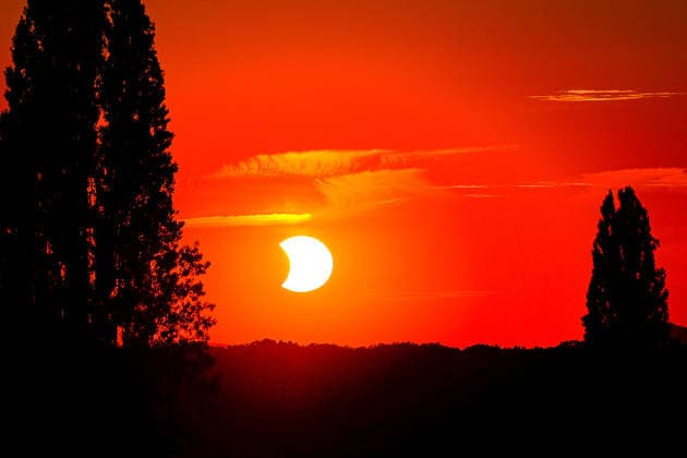 Partielle Sonnenfinsternis lockt hunderte Zuschauer an Der Mond schiebt sich teilweise am Mittwochabend zwischen Erde und Sonne. Calenberger Land Calenberger Land Niedersachsen, Region Hannover Germany *** Partial Solar Eclipse Draws Hundreds of Spectators; On Wednesday evening, the Moon will partially pass between the Earth and the Sun Calenberger Land Calenberger Land Lower Saxony, Hanover Region Germany