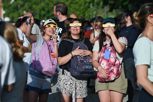 (260813) -- MADRID, Aug. 13, 2026 -- People watch a total solar eclipse in Madrid, Spain, on Aug. 12, 2026. (Photo by Xinhua) SPAIN-SOLAR ECLIPSE GustavoxValiente 