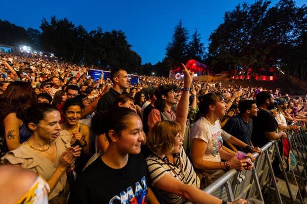 CMAT live at Vodafone Stage during Vodafone Paredes de Coura in Paredes de Coura, Portugal - 12 AUG 2026. Fans seen during the concerto of the Irish singe r songwriter, Ciara Mary?Alice Thompson aka CMAT seen performing on the Vodafone Stage during Vodafone Paredes de Coura. Paredes de Coura Portugal Copyright: xDiogoxBaptistax xSOPAxImagesx DB_CMAT20260812PDC_002