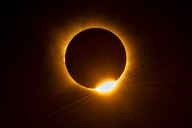 Die totale Sonnenfinsternis vom 12. August 2026 spielte sich größtenteils über Grönland, Island und Spanien sowie dem Nordpolarmeer und dem nördlichen Atlantik ab. Das Maximum der Finsternis lag westlich von Island im Atlantik. Eine Sonnenfinsternis entsteht, wenn sich der Mond exakt zwischen die Sonne und die Erde schiebt. Dabei blockiert der Mond das Sonnenlicht und wirft einen Schatten auf einen kleinen Teil der Erdoberfläche. Im Bild die Sonnenfinsternis fotografiert in Spanien. Sanabria, 12.08.2026 *** The total solar eclipse of August 12, 2026, took place largely over Greenland, Iceland, and Spain, as well as the Arctic Ocean and the North Atlantic. The maximum phase of the eclipse occurred west of Iceland in the Atlantic Ocean. Foto:xDyDxFotografosx xFuturexImagex sonnenfinsternis_6804