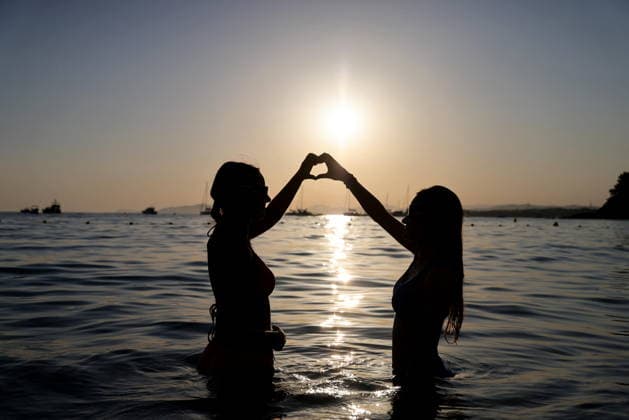 At the foot of the Fort de Bregancon, where French President Emmanuel Macron is staying, thousands of people gathered on Cabasson Beach to watch the solar eclipse in Bormes-les-Mimosas on August 12, 2026. Dominique Jacovides, Bestimage. Gathering at the foot of Fort de Brégançon to watch the solar eclipse of August 12, 2026, on Cabasson Beach in Bormes-les-Mimosas, Bormes-les-Mimosas, France  Copyright: xDOMINIQUExJACOVIDESx xBESTIMAGExDOMINIQUExJACOVIDESx xBESTIMAGEx