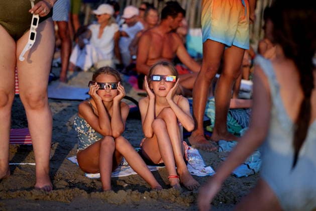 At the foot of the Fort de Bregancon, where French President Emmanuel Macron is staying, thousands of people gathered on Cabasson Beach to watch the solar eclipse in Bormes-les-Mimosas on August 12, 2026. Dominique Jacovides, Bestimage. Gathering at the foot of Fort de Brégançon to watch the solar eclipse of August 12, 2026, on Cabasson Beach in Bormes-les-Mimosas, Bormes-les-Mimosas, France  Copyright: xDOMINIQUExJACOVIDESx xBESTIMAGExDOMINIQUExJACOVIDESx xBESTIMAGEx