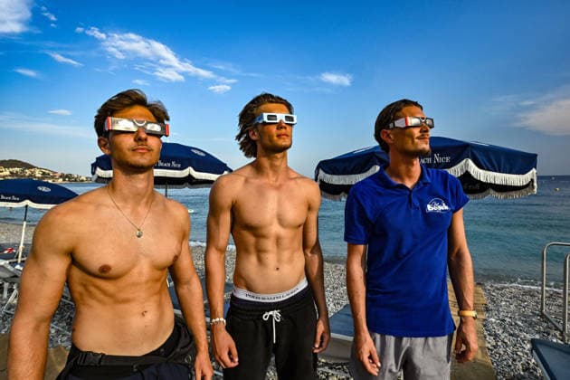 Here, on Blue Beach. Illustration of the crowd watching the solar eclipse from the Promenade des Anglais in Nice on August 12, 2026. A large crowd gathered all along the Promenade des Anglais, with some pausing their work for a few moments to witness this partial solar eclipse with 95% coverage. Bruno Bebert Bestimage Gathering in Nice to watch the solar eclipse on August 12, 2026, Nice, France  Copyright: xBrunoxBebertx xBestimagexBrunoxBebertx xBestimagex