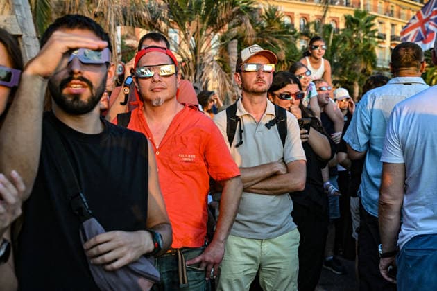 Illustration of the crowd watching the solar eclipse from the Promenade des Anglais in Nice on August 12, 2026. A large crowd gathered along the Promenade des Anglais, with some pausing their work for a few moments to witness this partial solar eclipse with a 95% coverage. Bruno Bebert Bestimage Gathering in Nice to watch the solar eclipse on August 12, 2026, Nice, France  Copyright: xBrunoxBebertx xBestimagexBrunoxBebertx xBestimagex