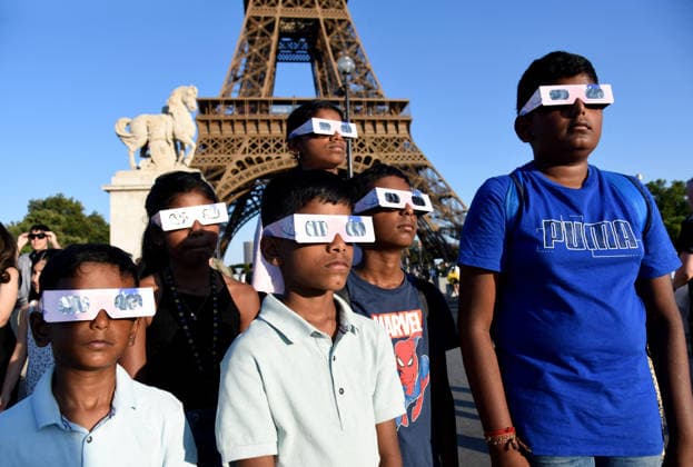 People Watch Solar Eclipse From Eiffel Tower - Paris People watch the Solar Eclipse from the Eiffel Tower in Paris, France on August 12, 2026. Photo by Alain Apaydin ABACAPRESS.COM Paris Ile-de-France France  Copyright: xApaydinxAlain ABACAx