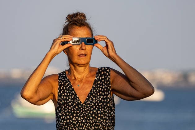 People Watch Solar Eclipse From Beach - Claouey People watching the solar eclipse from the beach on the Cap Ferret peninsula using special protective glasses in Claouey, France, on August 12, 2026. Photo by Margot Le Gonidec ABACAPRESS.COM Claouey Nouvelle-Aquitaine France  Copyright: xLexGonidecxMargot ABACAx