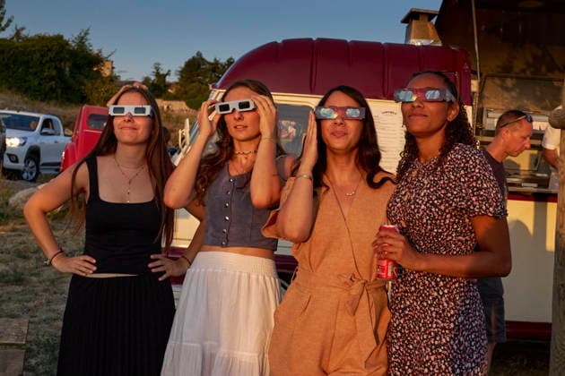 Crowd Watches Solar Eclipse In Caseneuve - France A crowd gathers to watch the lunar eclipse in Caseneuve, France on August 12, 2026. The event takes place in this Luberon village located in the Gard department of southern France. Photo by Olivier Polet ABACAPRESS.COM Caseneuve France  Copyright: xPoletxOlivier ABACAx