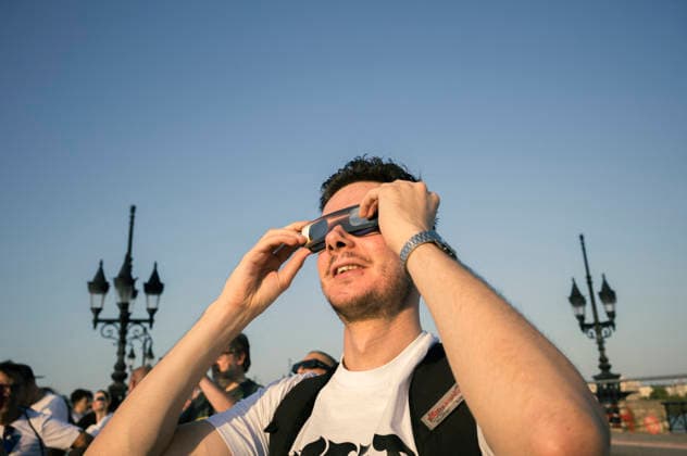 People Watch Solar Eclipse From Pont De Pierre - Bordeaux Spectators watch the solar eclipse from the Pont de Pierre spanning the Garonne in Bordeaux, Nouvelle-Aquitaine, France on August 12, 2026, wearing protective glasses as the Moon passes in front of the Sun during the total solar eclipse. Photo by Stephane Duprat ABACAPRESS.COM BORDEAUX NOUVELLE-AQUITAINE France  Copyright: xDupratxStephane ABACAx