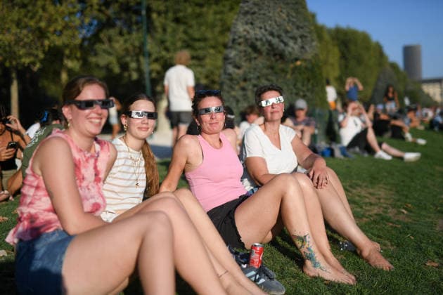 People Watch Solar Eclipse - Paris People on the Champ-de-Mars watch using solar eclipse viewing glasses as the moon fully passes over the sun s horizon during a partial solar eclipse in Paris on August 12, 2026. Photo by Lionel Urman ABACAPRESS.COM Paris Ile-de-France France  Copyright: xUrmanxLionel ABACAx