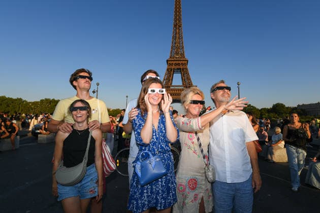 Paris: The public watches the solar eclipse. People near the Eiffel Tower watch through solar eclipse viewing glasses as the moon completely passes over the sun s horizon during a partial solar eclipse in Paris on August 12, 2026. 458857 2026 08 12 Paris, France (no people)  Copyright: xL.Urmanx xStarfacex STAR_458857_019