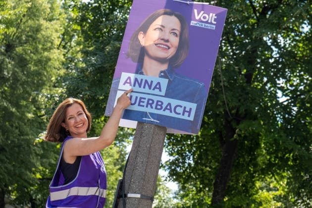 Kandidatin Anna Auerbach hängt im Berliner Stadtteil Prenzlauer Berg Wahlplakate der Partei VOLT anlässlich der bevorstehenden Abgeordnetenhauswahl auf. Seit heute 12 Uhr dürfen die Parteien Wahlplakate im Stadtgebiet aufhängen. Candidate Anna Auerbach is putting up VOLT party campaign posters in Berlin’s Prenzlauer Berg neighborhood ahead of the upcoming House of Representatives election. As of noon today, political parties are allowed to put up campaign posters within the city limits. Start der heißen Wahlkampfphase in Berlin *** Candidate Anna Auerbach is putting up VOLT party campaign posters in Berlin’s Prenzlauer Berg neighborhood ahead of the upcoming House of Representatives election. As of noon today, political parties are allowe sp2026080248717.jpg