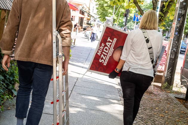 Unterstützer der SPD hängen im Berliner Stadtteil Prenzlauer Berg anlässlich der bevorstehenden Abgeordnetenhauswahl Wahlplakate auf. Seit heute 12 Uhr dürfen die Parteien Wahlplakate im Stadtgebiet aufhängen. SPD supporters are putting up campaign posters in Berlin s Prenzlauer Berg neighborhood ahead of the upcoming House of Representatives election. As of noon today, political parties are allowed to put up campaign posters throughout the city. Start der heißen Wahlkampfphase in Berlin *** SPD supporters are putting up campaign posters in Berlin’s Prenzlauer Berg neighborhood ahead of the upcoming House of Representatives election. As of noon today, political parties are allowed to put up campaign posters throughout the city. SPD suppor sp2026080248750.jpg