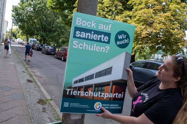 Unterstützer der Tierschutzpartei hängen im Berliner Stadtteil Prenzlauer Berg anlässlich der bevorstehenden Abgeordnetenhauswahl Wahlplakate auf. Seit heute 12 Uhr dürfen die Parteien Wahlplakate im Stadtgebiet aufhängen. Supporters of the Animal Protection Party are putting up campaign posters in Berlin’s Prenzlauer Berg neighborhood ahead of the upcoming House of Representatives election. As of noon today, political parties are allowed to put up campaign posters within the city limits. Start der heißen Wahlkampfphase in Berlin *** Supporters of the Animal Protection Party are putting up campaign posters in Berlin’s Prenzlauer Berg neighborhood ahead of the upcoming House of Representatives election. As of noon today, political parties sp2026080248770.jpg