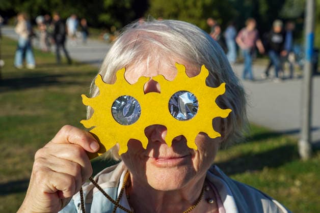 CNTV SONNENFINSTERNIS- Sonnenfinsternis Sofi die Sonne wird vom Mond bedeckt ueber Hamburg Tausende von Zuschauern im Stadtpark applaudieren beim Hoehepunkt der Verdunklung Hobbyastronomen stellten mehrere Teleskope zur Beobachtung auf Zuschauer nutzen Creative Brillen und Schweissermasken zur Betrachtung Hamburg 12.AUGUST 2026 Hamburg Deutschland *** CNTV SOLAR ECLIPSE Solar Eclipse: The sun is covered by the moon over Hamburg. Thousands of spectators in Stadtpark applaud at the peak of the eclipse. Amateur astronomers set up several telescopes for observation. Spectators use special viewing glasses and welder s masks to watch the eclipse. Hamburg 12 AUGUST 2026 Hamburg, Germany