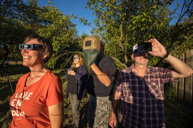 Zuschauer verfolgen Sonnenfinsternis mit speziellen Schutzbrillen und Schweißerhelm 20260812tr358 20260812tr358 partielle Sonnenfinsternis Naturereignis Sonnenbeobachtung, Himmelsereignis, Sonne, Mond, Beobachter, Zuschauer, Sonnenfinsternisbrille, Schutzbrille, Schweißerhelm, Sonnenlicht, Himmel, Astronomie, Himmelsbeobachtung, Beobachtung, Teleskop astronomisch, natürlich, himmlisch, spektakulär, geschützt, sonnig, sommerlich, leuchtend, strahlend, interessiert, aufmerksam, neugierig, begeistert, gemeinschaftlich, wissenschaftlich, beobachten, betrachten, verfolgen, schauen, staunen, beobachten, erleben, verfolgen, bestaunen, beobachten Hamburg Barnim Hamburg Deutschland Germany *** Spectators watch a solar eclipse using special p Copyright: xAchimxDuwentästerx