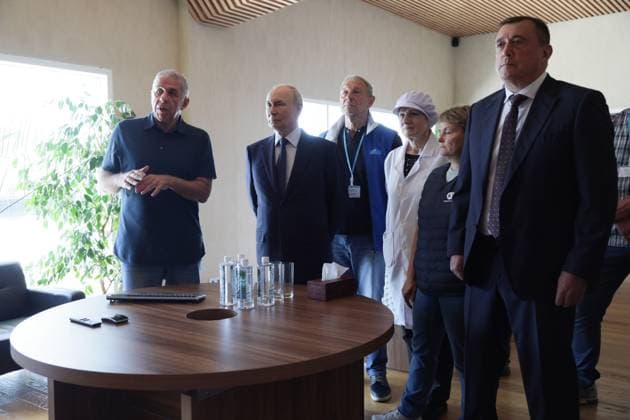 Russia Putin Far Eastern Federal District 9221328 13.08.2026 Russian President Vladimir Putin, accompanied by founder of the Gidrostroy group of companies Alexander Verkhovsky and Sakhalin Region Governor Valery Limarenko, visits the Yasny fish processing complex on Iturup Island, Sakhalin region, Russia. Gavriil Grigorov Sputnik Sakhalin Region Russia  Copyright: xGavriilxGrigorovx