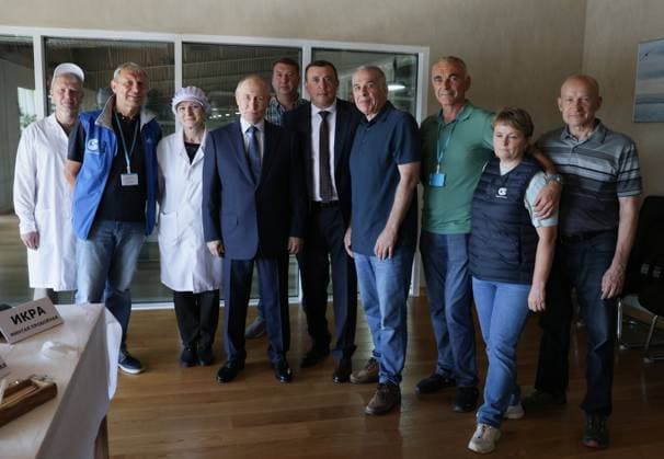 Russia Putin Far Eastern Federal District 9221318 13.08.2026 Russian President Vladimir Putin, Sakhalin Region Governor Valery Limarenko and founder of the Gidrostroy group of companies Alexander Verkhovsky pose for a group photo with staff during a visit to the Yasny fish processing complex on Iturup Island, Sakhalin region, Russia. Gavriil Grigorov Sputnik Sakhalin Region Russia  Copyright: xGavriilxGrigorovx