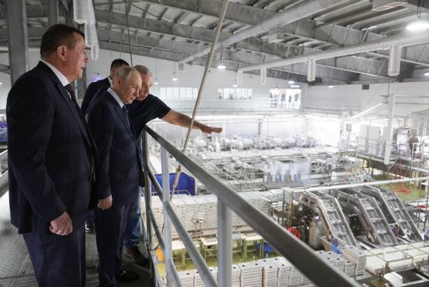 Russia Putin Far Eastern Federal District 9221314 13.08.2026 Russian President Vladimir Putin, accompanied by Sakhalin Region Governor Valery Limarenko and founder of the Gidrostroy group of companies Alexander Verkhovsky, visits the Yasny fish processing complex on Iturup Island, Sakhalin region, Russia. Gavriil Grigorov Sputnik Sakhalin Region Russia  Copyright: xGavriilxGrigorovx