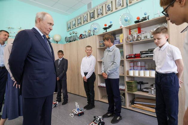 RUSSIA, SAKHALIN REGION - AUGUST 13, 2026: Vladimir Putin (L front), President of Russia, meets pupils at Hero of Russia Eduard Norpolov secondary school in Kurilsk, Iturup Island. Gavriil Grigorov Russian Presidential Press and Information Office TASS  96094266