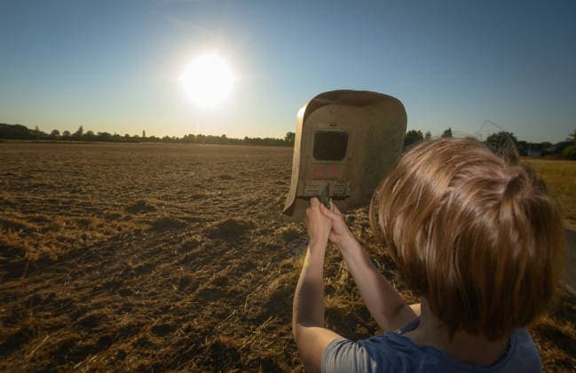 Vielen Menschen schauen sich die Sonnenfinsternis an. Organisiert von der Volksternwarte Kessel Goch. Goch Kessel - Gemeinsames betrachten der partiellen Sonnenfinsternis an der niederländischen Grenze ., Goch Nordrhein-Westfalen Deutschland *** Many people are watching the solar eclipse. Organized by the Kessel Goch Public Observatory, Goch and Kessel are hosting a joint viewing of the partial solar eclipse near the Dutch border, Goch, North Rhine-Westphalia, Germany