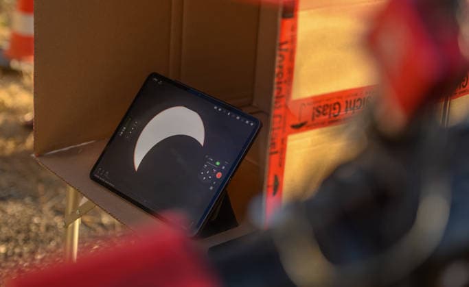 Vielen Menschen schauen sich die Sonnenfinsternis an. Organisiert von der Volksternwarte Kessel Goch. Goch Kessel - Gemeinsames betrachten der partiellen Sonnenfinsternis an der niederländischen Grenze ., Goch Nordrhein-Westfalen Deutschland *** Many people are watching the solar eclipse. Organized by the Kessel Goch Public Observatory. Goch and Kessel: Joint viewing of the partial solar eclipse at the Dutch border, Goch, North Rhine-Westphalia, Germany