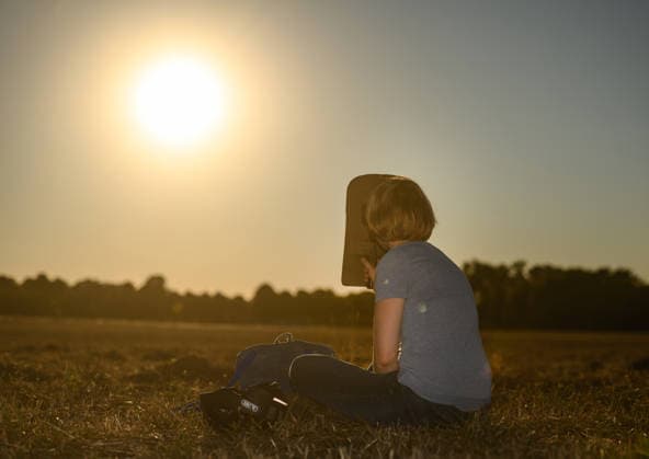 Vielen Menschen schauen sich die Sonnenfinsternis an. Organisiert von der Volksternwarte Kessel Goch. Goch Kessel - Gemeinsames betrachten der partiellen Sonnenfinsternis an der niederländischen Grenze ., Goch Nordrhein-Westfalen Deutschland *** Many people are watching the solar eclipse. Organized by the Kessel Goch Public Observatory, Goch and Kessel are hosting a joint viewing of the partial solar eclipse near the Dutch border, Goch, North Rhine-Westphalia, Germany