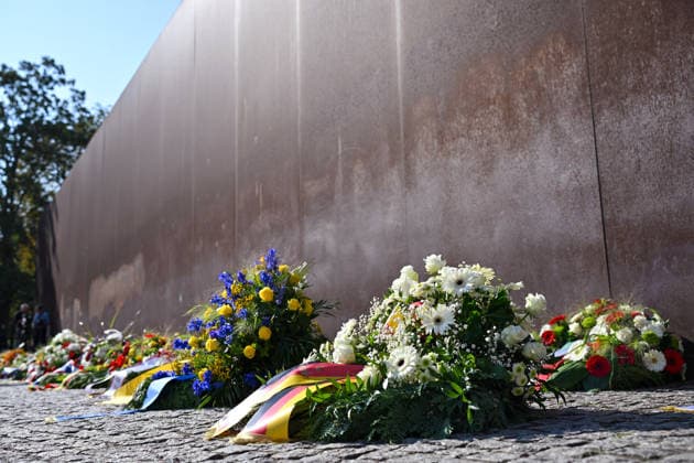 Zum 65. Jahrestag des Mauerbaus wird heute in Berlin an die Opfer der deutschen Teilung erinnert (Foto vom 13.08.2026, im Bild: Kraenze an der Bernauer Strasse). Bei einer Gedenkveranstaltung in der Bernauer Strasse werden unter anderem Berlins Regierender Buergermeister Kai Wegner (CDU), Kulturstaatsminister Wolfram Weimer (parteilos) sowie Bundestagspraesidentin Julia Kloeckner (CDU) erwartet. (Siehe epd-Meldung vom 13.08.2026) EDITORIAL USE ONLY *** On the 65th anniversary of the construction of the Berlin Wall, the victims of Germany’s division are being commemorated today in Berlin. Photo from August 13, 2026, Pictured: Wreaths on Bernauer Strasse. Among those expected to attend a memorial event on Bernauer Strasse are Berlin’s Governi Copyright: epd-bild ChristianxDitsch epd-Gedenken_Mauerbau2